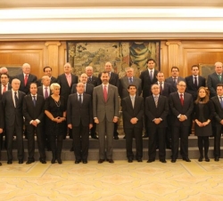 Fotografía de grupo de Don Felipe con una representación de la Cámara Oficial de Comercio e Industria de Ciudad Real